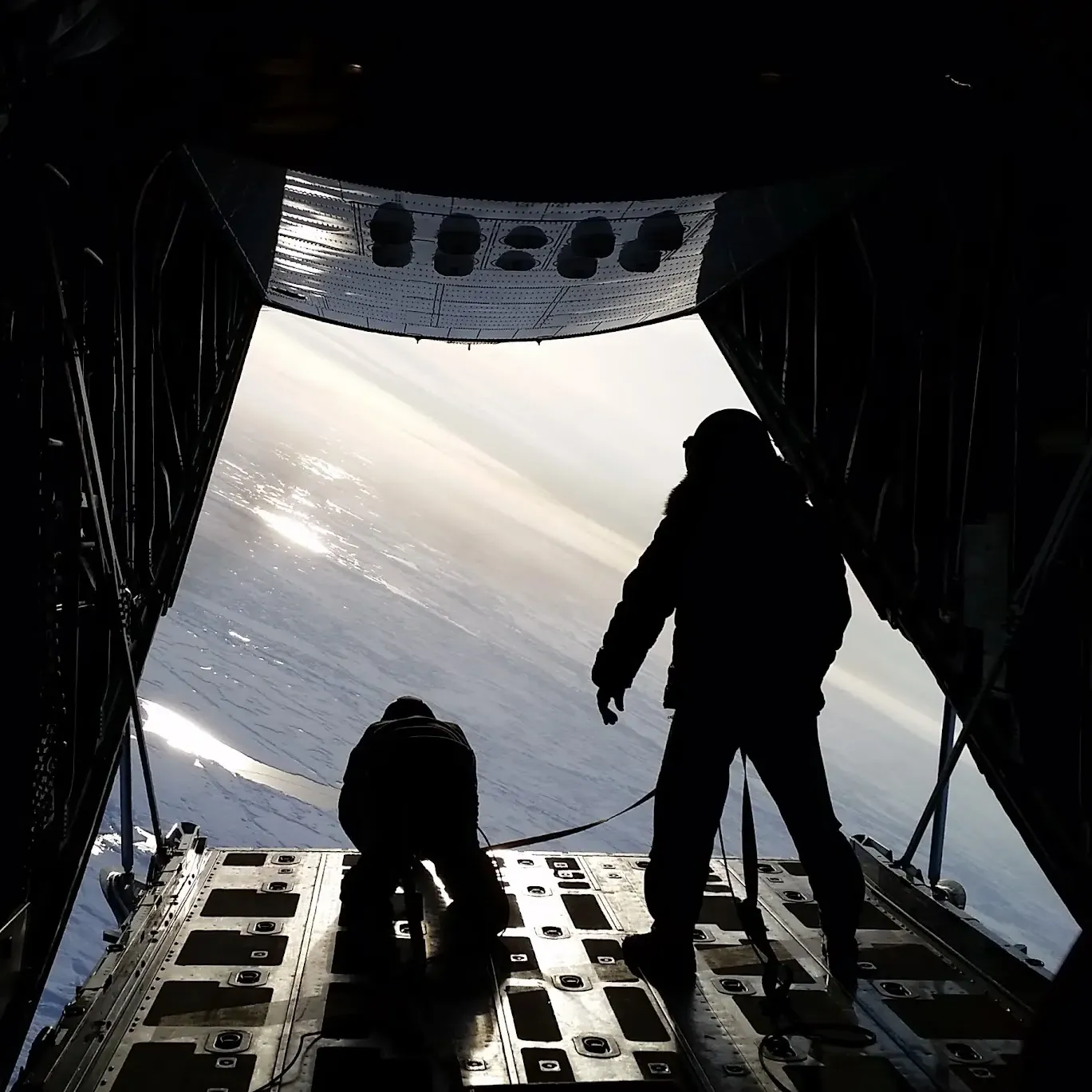 Steenson和另一个人站在飞机的出口，俯瞰着冰面